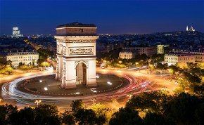 Mit keres egy magyar város neve Párizs egyik leglátványosabb építményén? És miért pont ez?