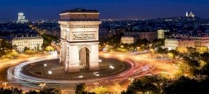 Mit keres egy magyar város neve Párizs egyik leglátványosabb építményén? És miért pont ez?