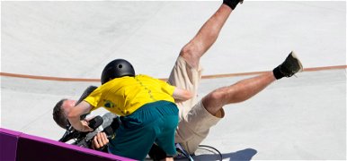 Olimpia: durván földre vitte az operatőrt az egyik ausztrál versenyző, majd hirtelen a fejéhez kapott - videó