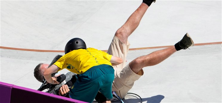 Olimpia: durván földre vitte az operatőrt az egyik ausztrál versenyző, majd hirtelen a fejéhez kapott - videó