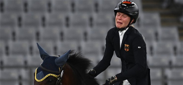Olimpia: ököllel ütötte meg a lovat, így a botrányos viselkedése miatt kizárták a német edzőt