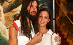 Varga Viktor bevállalta: anyaszült meztelenül pózolt a barátnőjével – fotók