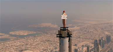Ez borzasztó! Mit keres egy nő a világ legmagasabb épületének csúcsán?
