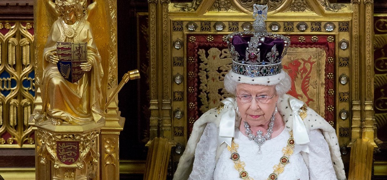 Megőrült a világ: mit keres egy csomag liszt a királynő fején?