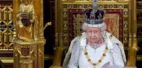 Megőrült a világ: mit keres egy csomag liszt a királynő fején?