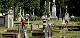 A temetőben lett szerelmes a férfi, egy sírnál, amelynek hátborzongató története van