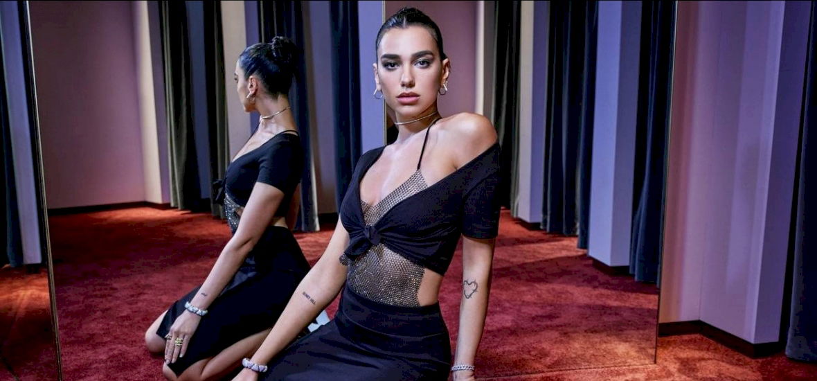 Dua Lipa olyan szexi bikinifelsőt visel, amely épphogy ...