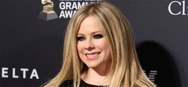 Nem sok hiányzik, hogy Avril Lavigne mellbimbója kilógjon a bikiniből – válogatás