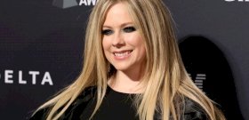 Nem sok hiányzik, hogy Avril Lavigne mellbimbója kilógjon a bikiniből – válogatás