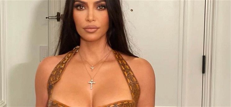 Kim Kardashian ledobta melltartót is, meztelen mellét alig takarva fekszik a tengerparton - fotó