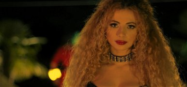 Egy billiárdasztalon szexizik Opitz Barbi a legújabb klipjében