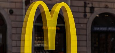 „Csak vicc volt” – állítja a McDonald’s dolgozója, miután beletörölte a cipőtalpába a sajtot 