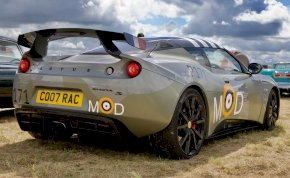 A Lotus új virágai: elektromos autókkal robbantana a patinás márka