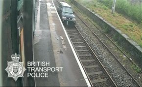 A síneken kocsikázott egy férfi, még a rendőr is simán lehülyézte