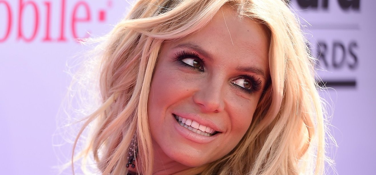 Érdemes megnézni, ahogy Britney Spears elkezdi levenni a bugyiját – videó