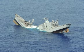 Ijesztő bemutató: az amerikaiak pillanatok alatt szétlőttek egy csatahajót