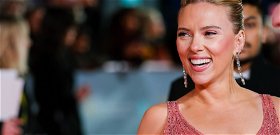 Így néz ki Scarlett Johansson jóképű férje, a mindig mosolygós Colin Jost - videó