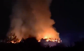 Újabb videó: pokoli lángok csaptak fel a híres Hajdú-Bihar megyei hotelből - a tűzoltók hajnalra oltották el a tüzet