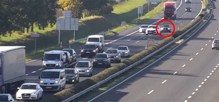 Horrorbaleset az M1-esen: fékezés nélkül hajtott egy autós a kocsisorba – videó