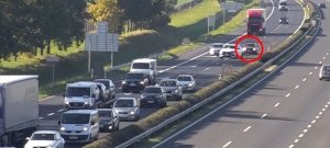 Horrorbaleset az M1-esen: fékezés nélkül hajtott egy autós a kocsisorba – videó