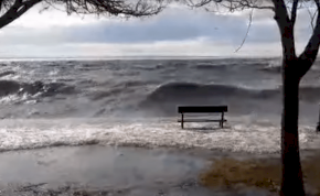 Megbillent a Balaton: Keszthelynél eltűnt a víz, Balatonakarattyán pedig elöntötte a partot - videó
