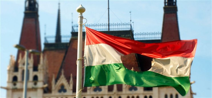 Kvíz: miért lyukas az 1956-os magyar zászló? Mit vágtak ki onnan?