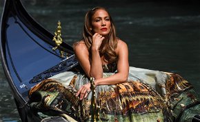 Jennifer Lopez megmutatta brutálizmos fenekét - videó