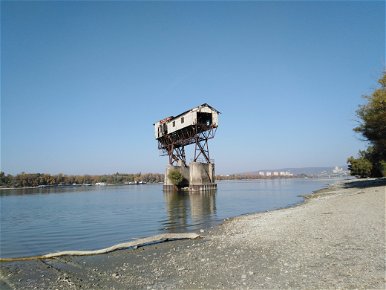 Mi ez a gigantikus építmény a Duna közepén Magyarországon, amely szinte úgy néz ki, mint egy Birodalmi lépegető?  - Elképesztő látvány, ahogy uralja a tájat