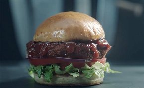 Emberhúsból készült burgert szolgálnak fel ebben a vegán étteremben a Halloween miatt