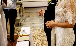 Döbbenet: lecsúszott a nadrágja az oltár előtt - íme a világ legkínosabb esküvői fotója