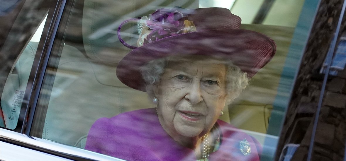 Döbbenet: II. Erzsébet 70 éve jogosítvány nélkül vezet - a rendőrök nem tehetnek semmit, egy egyszerű okból kifolyólag