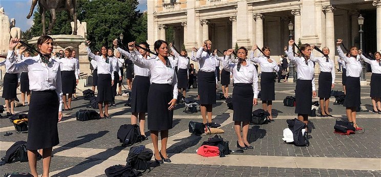 Elképesztő látvány: levetkőztek az utcán az olasz légiutas-kísérők