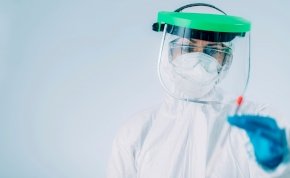Meddig hatásos a koronavírus elleni oltás? A BioNTech igazgatója válaszolt