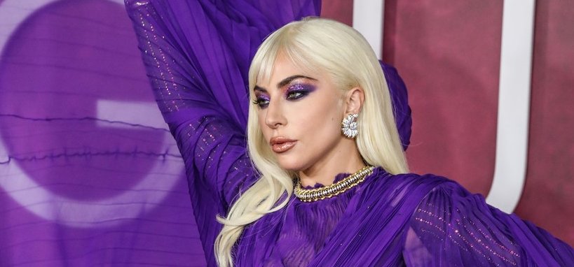 Brutálszexi: Lady Gaga óriási tömeg előtt húzta fel a szoknyáját - a gyönyörű énekesnő ruhája maga volt a mámor