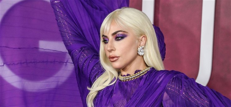 Brutálszexi: Lady Gaga óriási tömeg előtt húzta fel a szoknyáját - a gyönyörű énekesnő ruhája maga volt a mámor