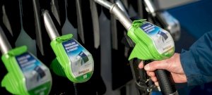 Nem várt örömhírt közölt a kormány: csökkentik az üzemanyag árát