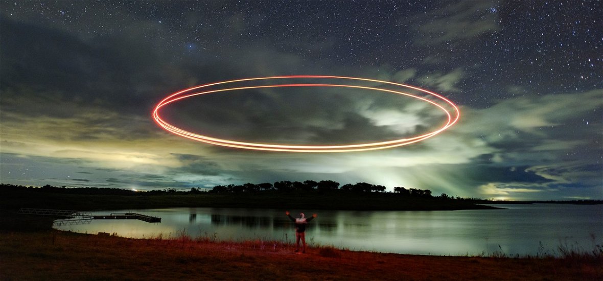 Gigantikus fénnyel tűnt fel egy UFO több ezer ember szeme láttára? Rengeteg videó is készült - aztán jött valaki, és azt mondta, hogy átverés