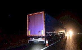 Egy román kamionos nem csak forgalommal szemben ment az autópályán, de még be is volt rúgva