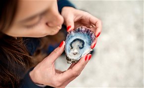 Osztrigát rendelt egy nő, és olyat talált a kagylóban, ami nagyon megrázta