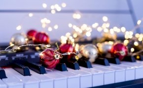 A népszerű magyar előadó csodásan dolgozta fel ezt a klasszikus karácsonyi dalt – videó