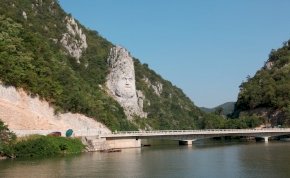 Gigantikus és félelmetes emberi arc van a Duna felett közel Magyarországhoz, a sziklába faragott szobor maga a történelem lehelete