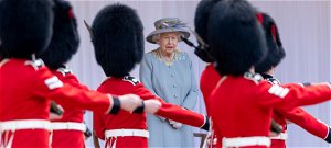 Egy kisgyereket sem kímélt II. Erzsébet díszőrsége – vajon jogosan akadt ki az internet?