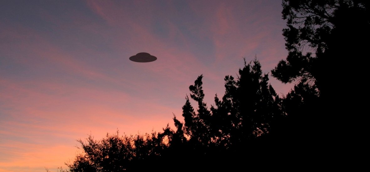 Újabb UFO-észlelés? Egy anyuka a fiának videózott repülőket, amikor furcsa dolgot vett észre