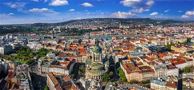 Rejtélyes „nő” figyeli a budapestieket az egyik legforgalmasabb úton - mégis hogy került oda? Érdekes történet a főváros szívéből