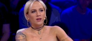 Una mujer borracha vomita a un famoso cantante húngaro, pero eso no es lo único raro que le ha pasado