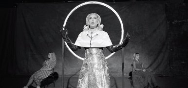 Adele új videóklipje egy mozgó kiállítás és egy divatbemutató egyvelege lett