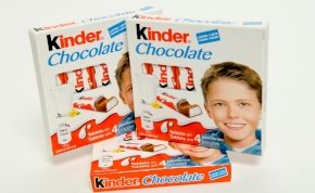 Emlékszel még a kisfiúkra a Kinder csoki csomagolásán? Az egyikükből szexi modell lett – képek