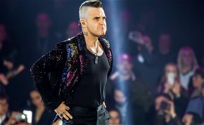 A fenegyerek Robbie Williams pillanatok alatt vesztette el a szüzességét – az édesanyja ágyában