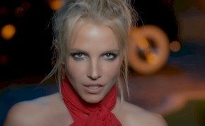 Britney Spears spagettivékony tangában süttette pirosra a tökéletesen gömbölyű fenekét – videó