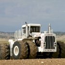 Megépítették a világ legnagyobb, közel 1000 lóerős traktorát – de csak egy van belőle!